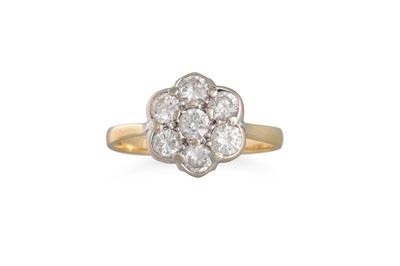 Lot 186 - A DIAMOND 'DAISY' CLUSTER RING, the brilliant...