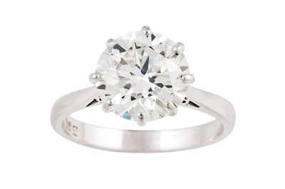 Lot 411 - A DIAMOND SOLITAIRE RING, the brilliant cut...