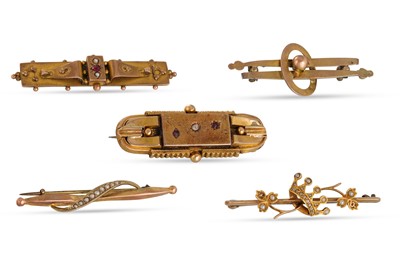 Lot 204 - A COLLECTION OF FIVE ANTIQUE GOLD BAR BROOCHES,...