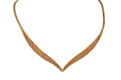 Lot 468 - A 9CT GOLD THREE COLOUR NECKLACE, V-shaped, 15...