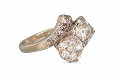 Lot 127 - AN ANTIQUE DIAMOND SET RING, of twist design,...
