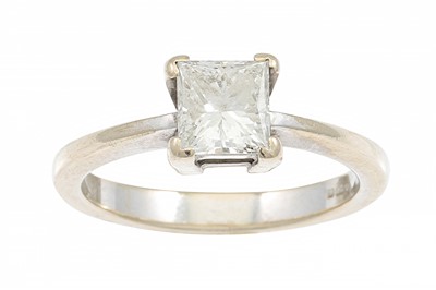 Lot 25 - A PRINCESS CUT DIAMOND SOLITAIRE RING, the...