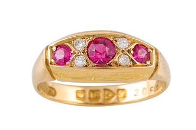 Lot 414 - AN ANTIQUE RUBY AND DIAMOND FIVE STONE RING,...