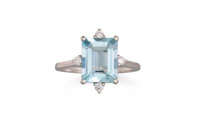 Lot 353 - AN AQUAMARINE AND DIAMOND CLUSTER RING, the...