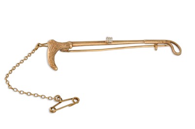 Lot 62 - A DIAMOND SET RIDING CROP BROOCH, mounted in...