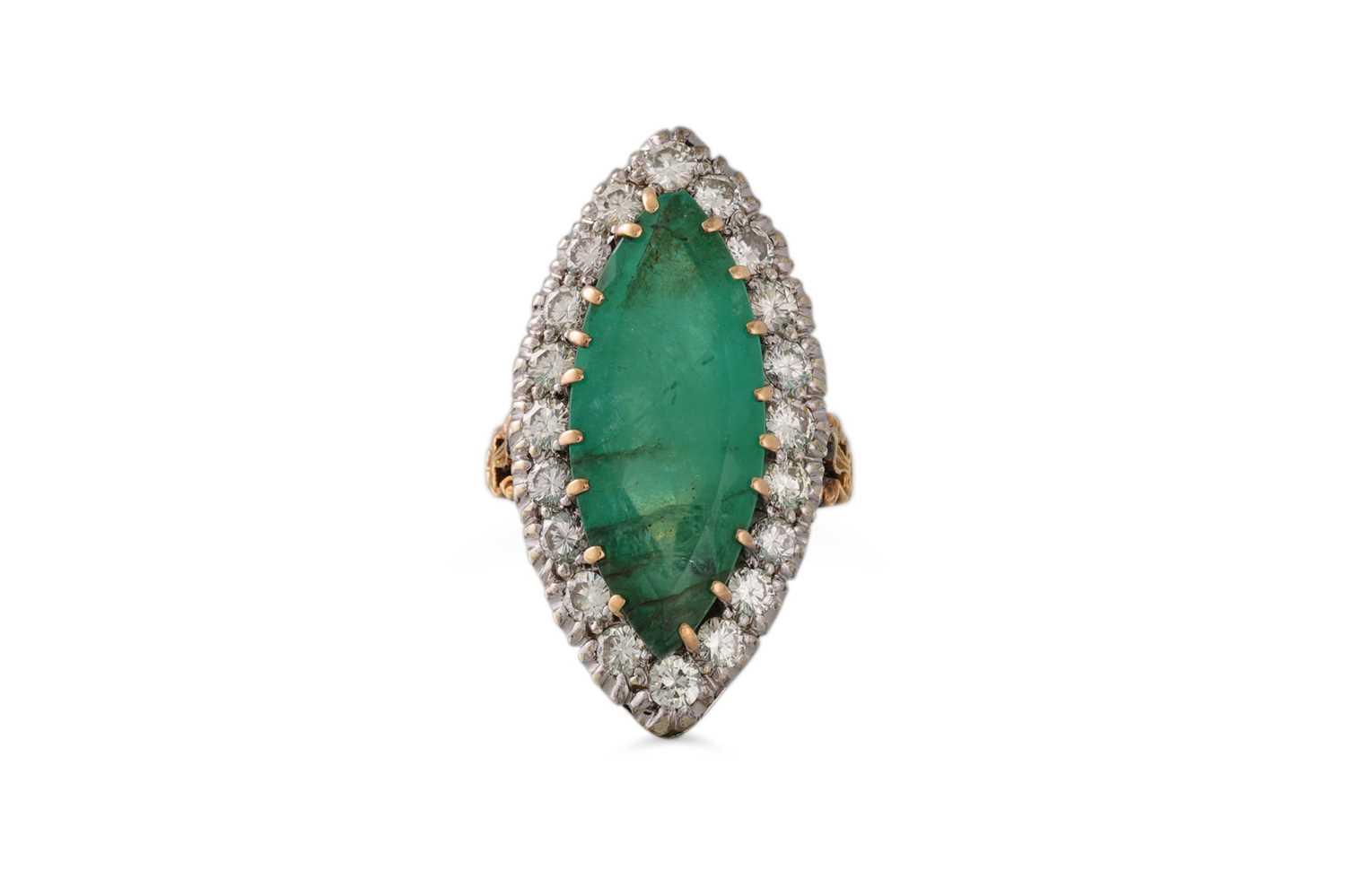 Lot 91 - A DIAMOND AND EMERALD BOAT SHAPED RING,...