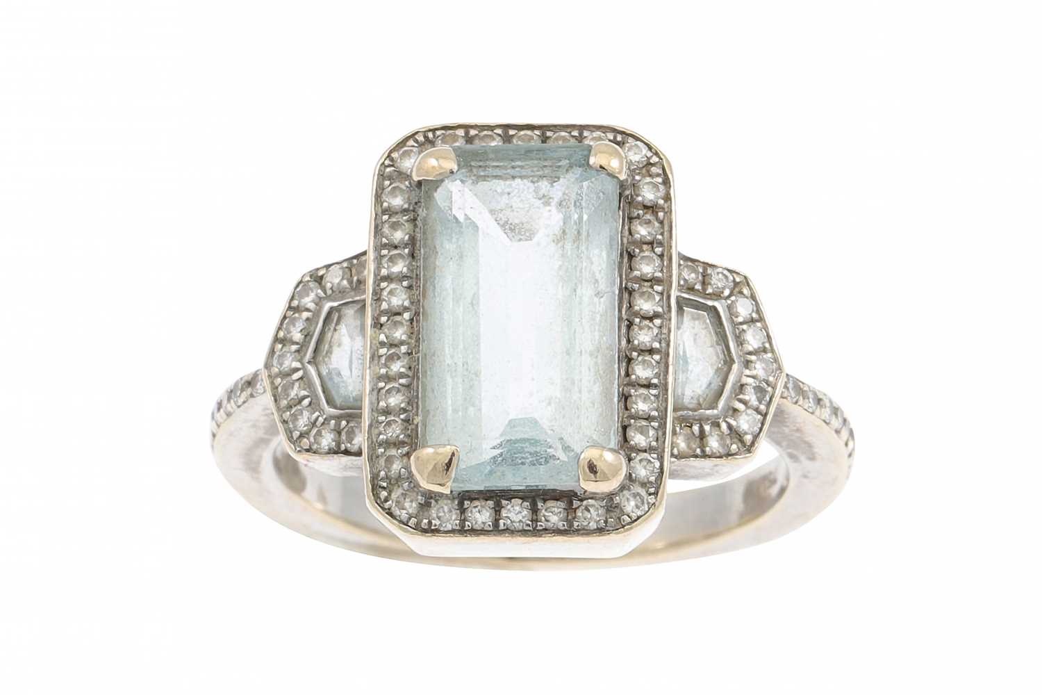 Lot 31 - AN AQUAMARINE AND DIAMOND CLUSTER RING,...