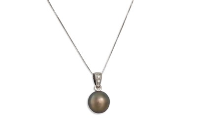 Lot 358 - A TAHITIAN PEARL AND DIAMOND NECKLACE, mounted...