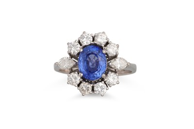 Lot 386 - A DIAMOND AND SAPPHIRE CLUSTER RING, the oval...