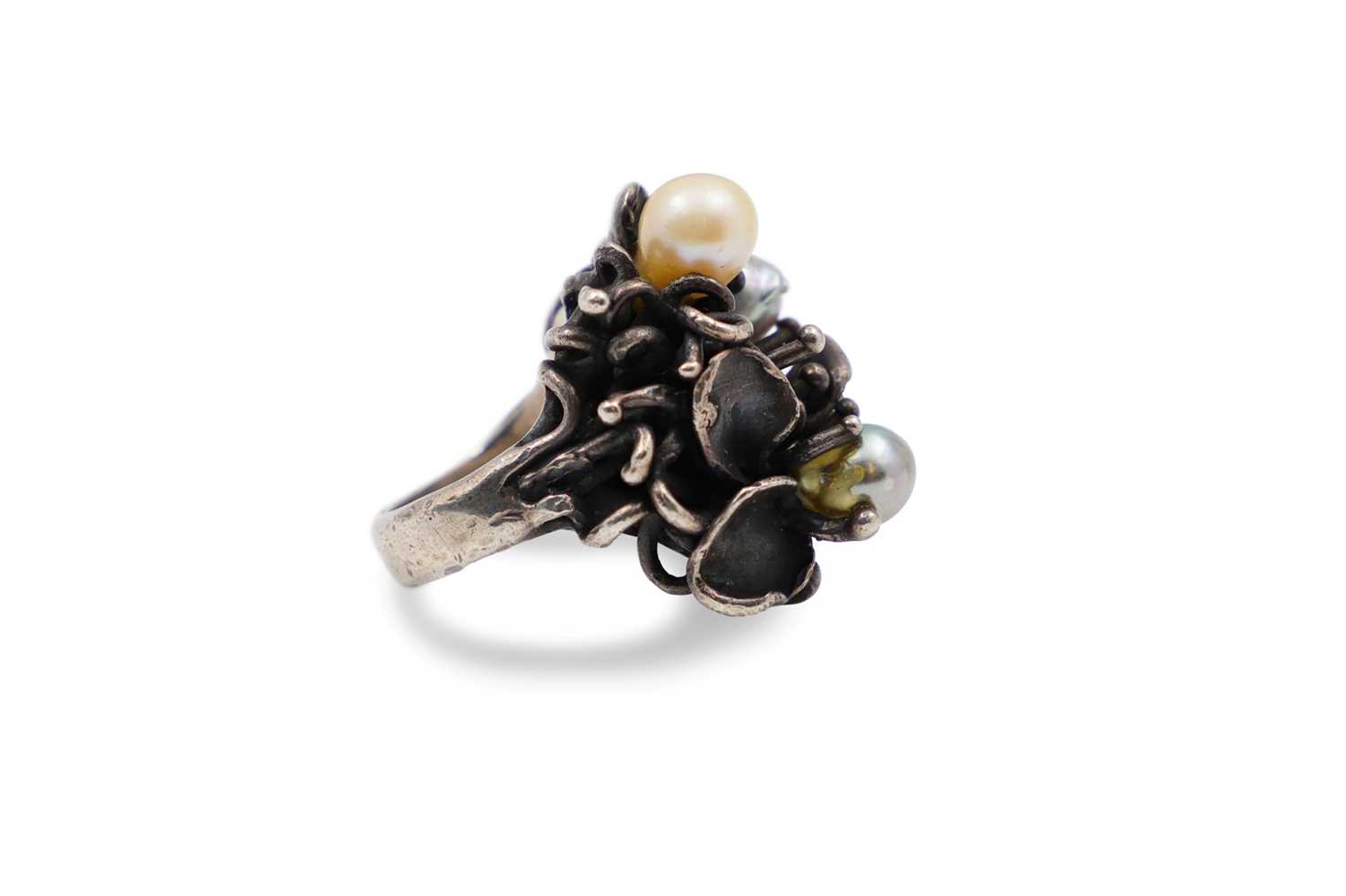 Lot 59 - A PEARL SET RING, of naturalistic form. Size M