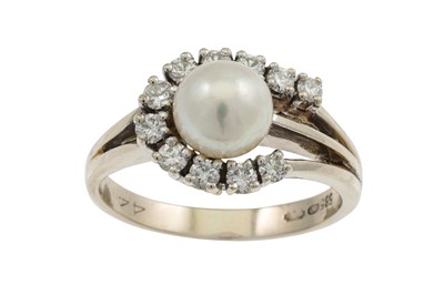 Lot 112 - A PEARL AND DIAMOND CLUSTER RING, the central...