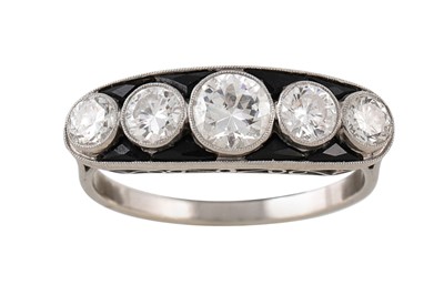 Lot 415 - A FIVE STONE DIAMOND AND ONYX RING, in a white...