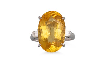 Lot 401 - A YELLOW BERYL RING, the oval stone to diamond...