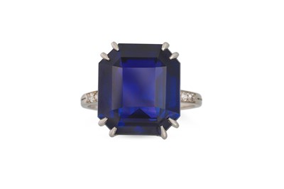 Lot 403 - A FINE QUALITY SAPPHIRE RING, the large...
