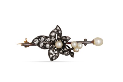 Lot 318 - AN ANTIQUE DIAMOND AND PEARL BROOCH, set with...