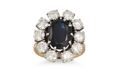 Lot 453 - A DIAMOND AND SAPPHIRE CLUSTER RING, the oval...