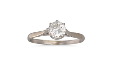 Lot 451 - A VINTAGE DIAMOND SOLITAIRE RING, the circular...