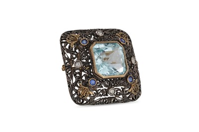 Lot 193 - AN ANTIQUE AQUAMARINE BROOCH, the central...