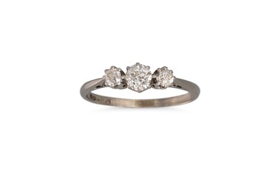 Lot 453 - A VINTAGE THREE STONE DIAMOND RING, the old...