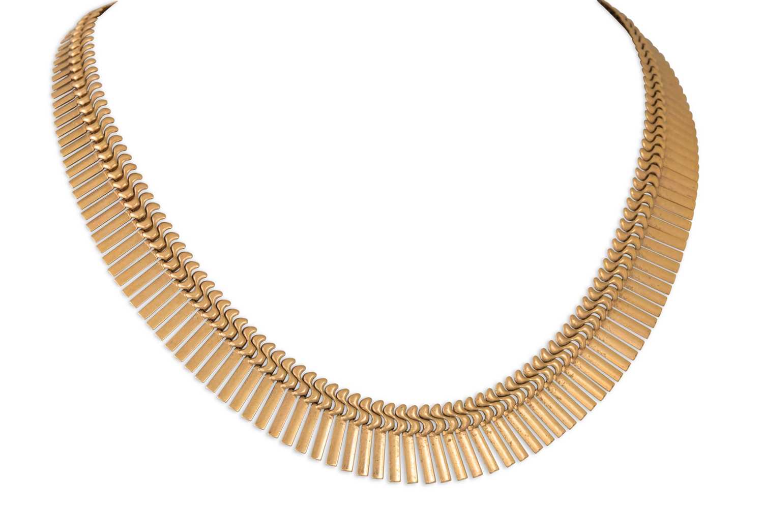 Lot 15 - A 9CT YELLOW GOLD GRADUATED FRINGE NECKLACE,...