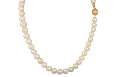 Lot 136 - A SET OF CULTURED PEARLS, to an 18ct gold clasp