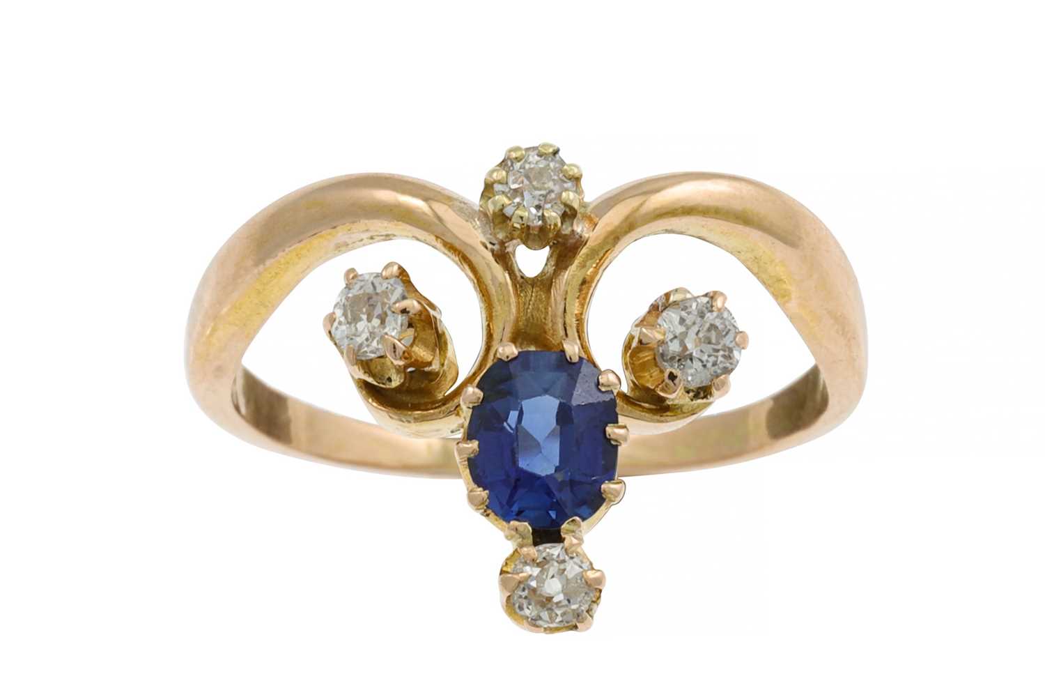 Lot 120 - AN ANTIQUE DIAMOND AND SAPPHIRE RING, set with...