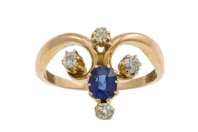 Lot 333 - AN ANTIQUE DIAMOND AND SAPPHIRE RING, set with...