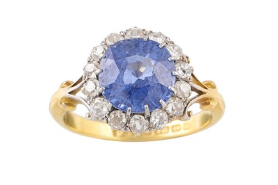 Lot 367 - AN ANTIQUE SAPPHIRE AND DIAMOND CLUSTER RING,...
