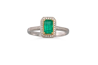 Lot 392 - AN EMERALD AND DIAMOND CLUSTER RING, mounted...