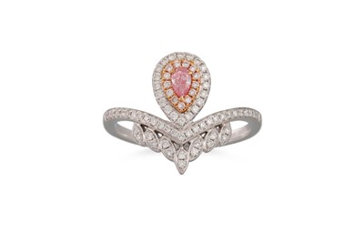 Lot 393 - A PINK DIAMOND AND DIAMOND CLUSTER RING, to...