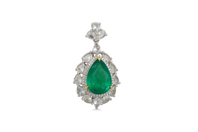 Lot 395 - AN EMERALD CLUSTER PENDANT, the pear shaped...