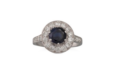 Lot 227 - A DIAMOND & SAPPHIRE CLUSTER RING, the...