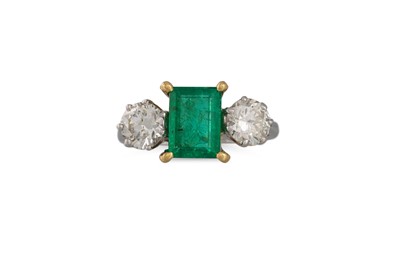 Lot 229 - AN EMERALD AND DIAMOND THREE STONE RING, the...