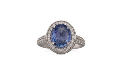 Lot 231 - A DIAMOND SAPPHIRE CLUSTER RING, the oval...