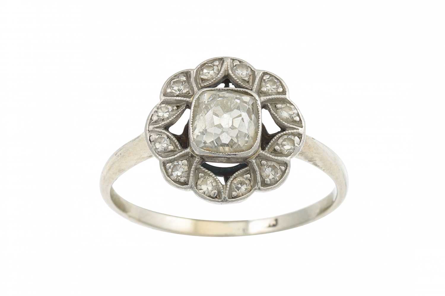 Lot 387 - AN ANTIQUE DIAMOND CLUSTER RING, the old mine...