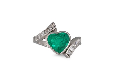 Lot 123 - AN EMERALD AND DIAMOND RING, the heart shaped...