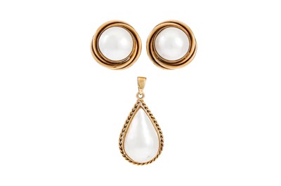 Lot 11 - A KOBE PEARL SET COMPRISING OF PENDANT AND...