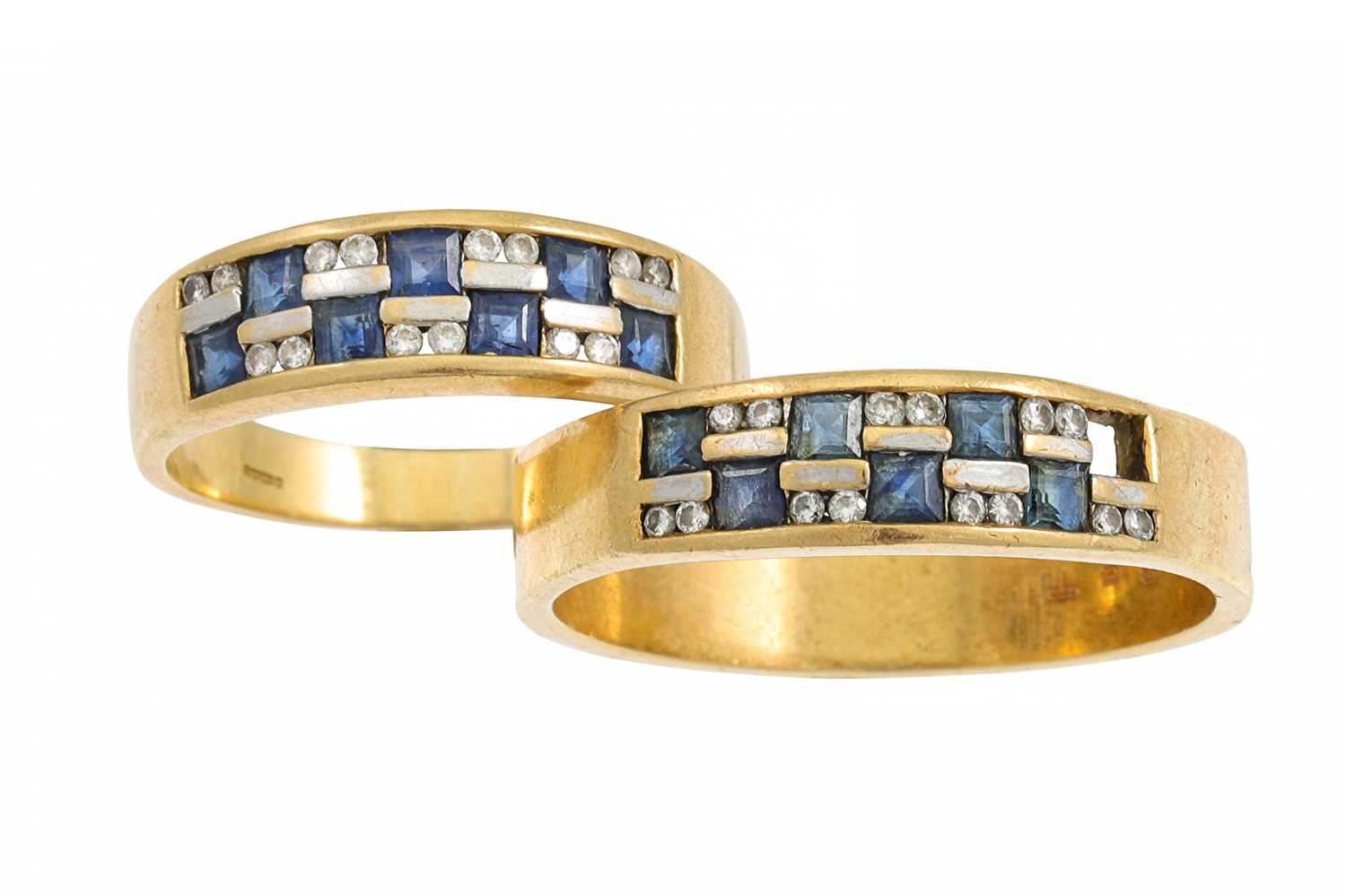 Lot 67 - A DIAMOND AND SAPPHIRE SET RING, chequerboard...