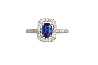 Lot 221 - A DIAMOND AND SAPPHIRE CLUSTER RING, the oval...