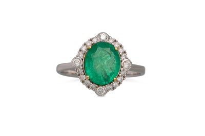 Lot 223 - A DIAMOND AND EMERALD CLUSTER RING, the oval...