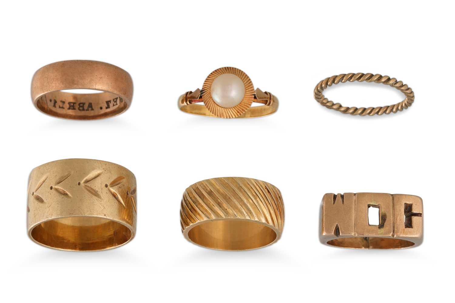 Lot 15 - SIX VARIOUS YELLOW GOLD RINGS (Gross weight:...