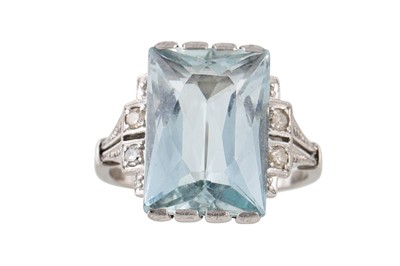 Lot 369 - AN AQUAMARINE SINGLE STONE RING, with diamond...