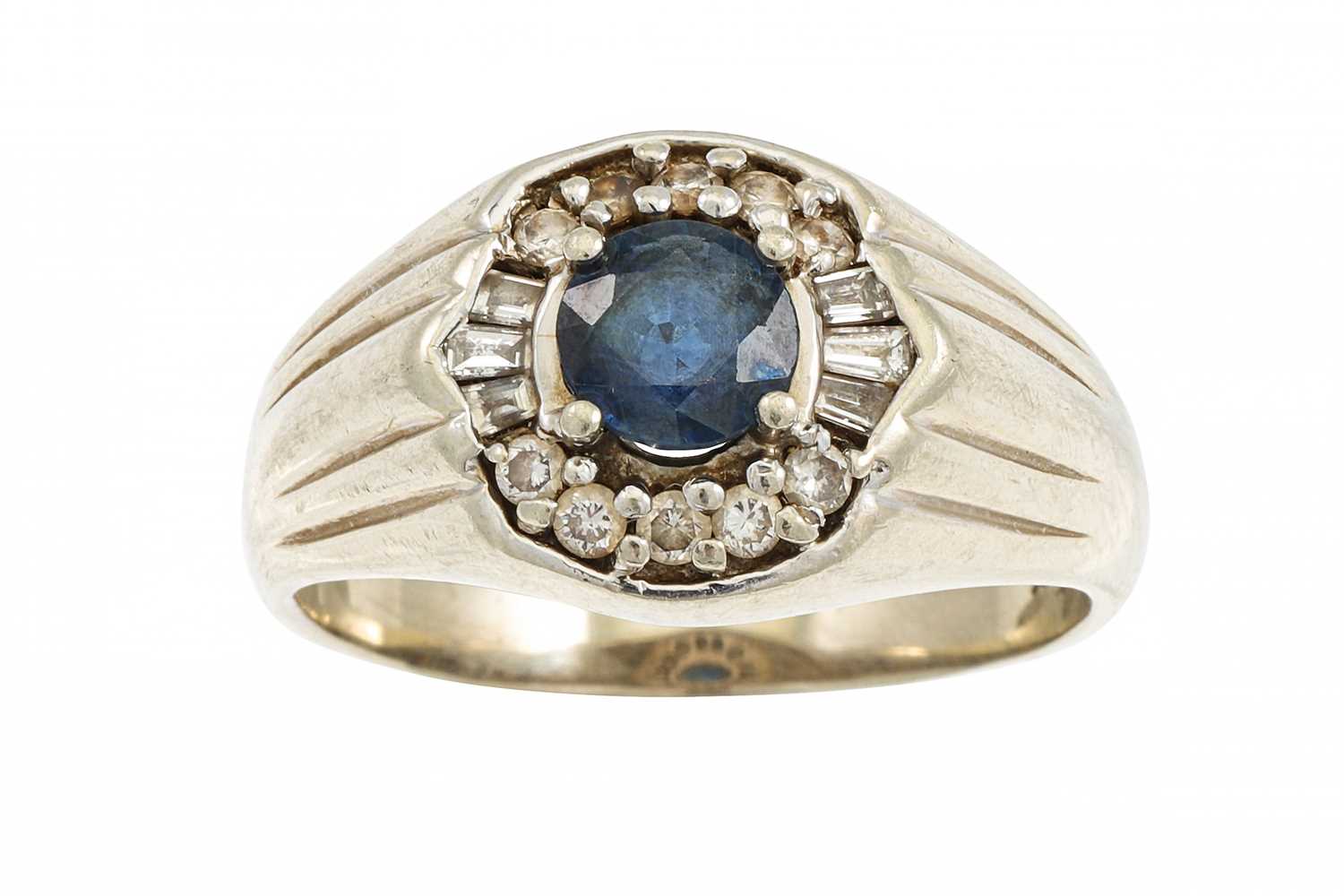 Lot 68 - A DIAMOND AND SAPPHIRE CLUSTER RING, the...