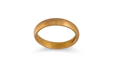 Lot 255 - A 22CT YELLOW GOLD BAND RING, 6.1 g.