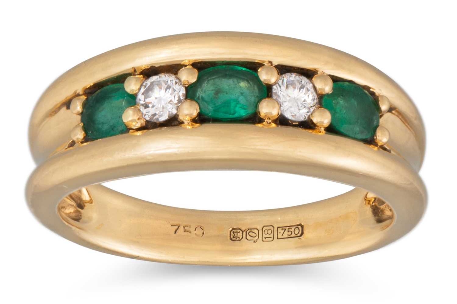 Lot 96 - AN EMERALD AND DIAMOND RING, mounted in yellow...