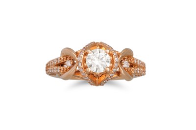 Lot 166 - A DIAMOND CLUSTER RING, the round brilliant...