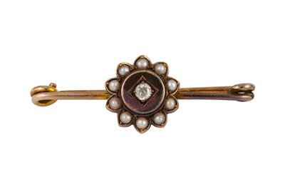 Lot 420 - AN ANTIQUE DIAMOND AND PEARL CLUSTER BROOCH,...