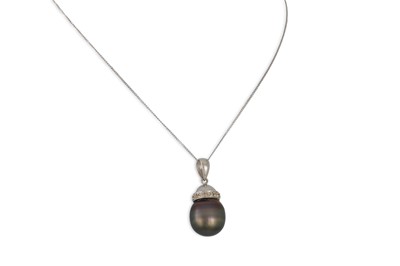 Lot 39 - A DIAMOND AND BLACK PEARL PENDANT, mounted in...