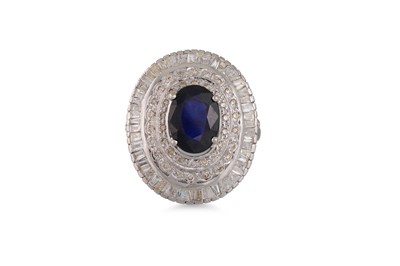 Lot 90 - A DIAMOND AND SAPPHIRE CLUSTER RING, the oval...