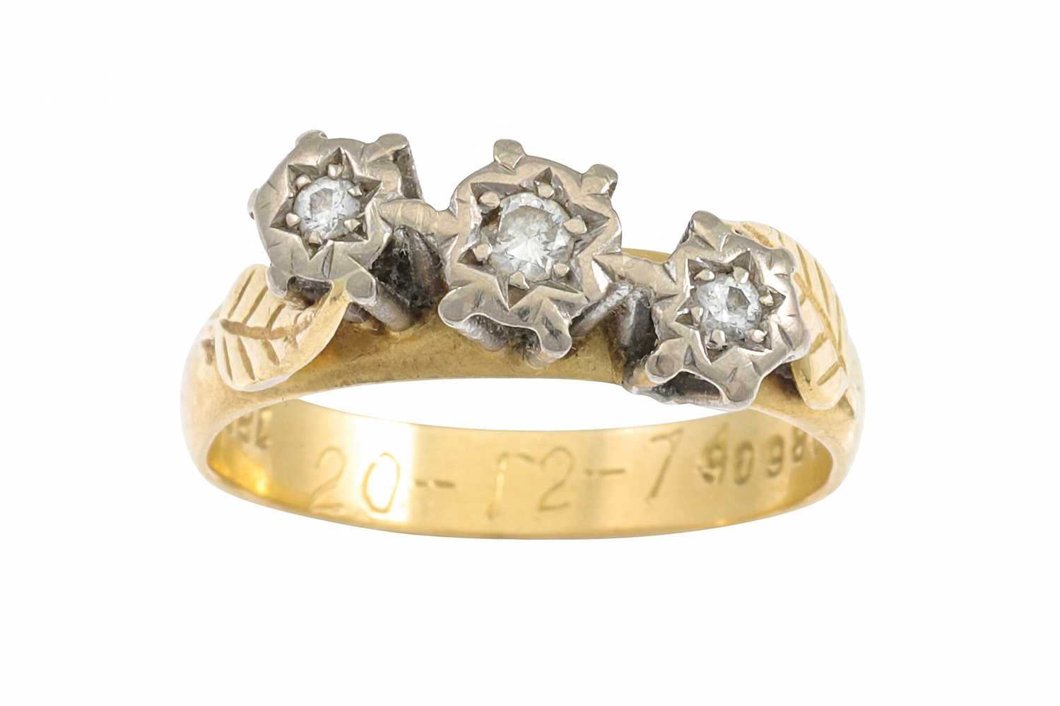Lot 80 - A VINTAGE THREE STONE DIAMOND RING, mounted in...
